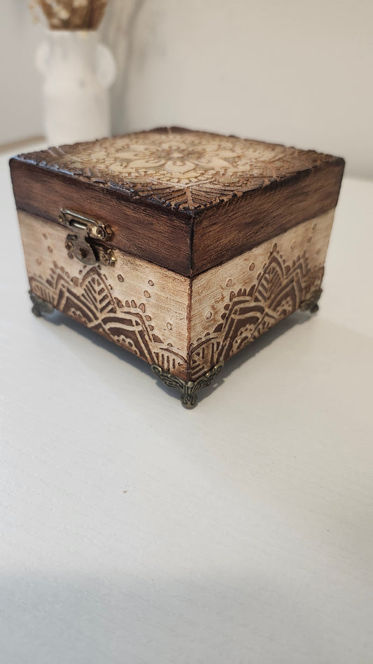 Petit coffre en bois artisanal