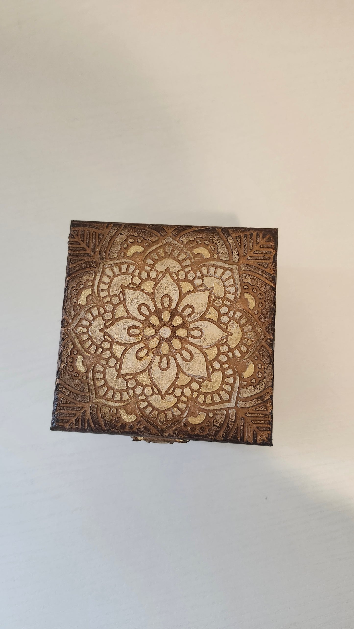 Petit coffre en bois artisanal