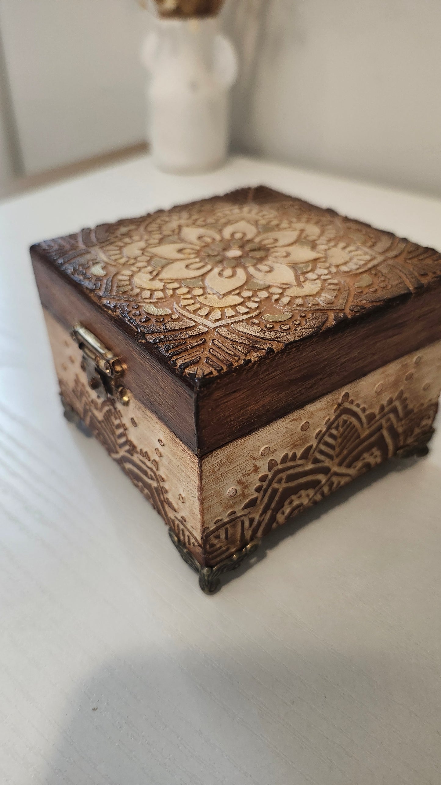 Petit coffre en bois artisanal