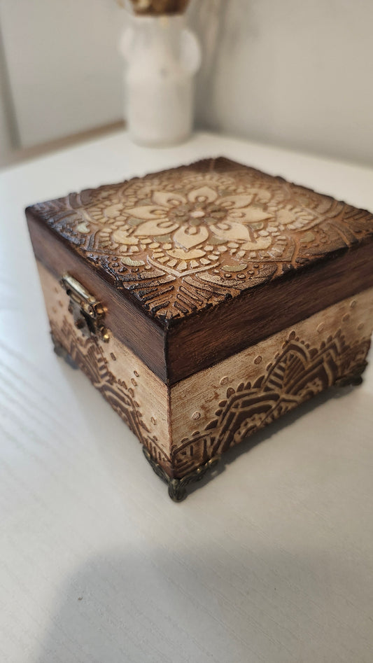 Petit coffre en bois artisanal